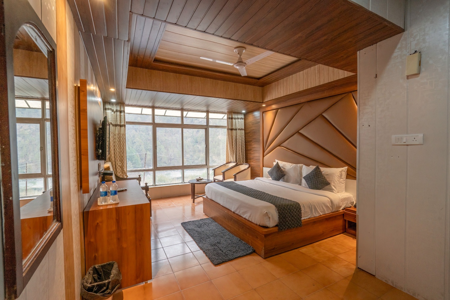 Super Deluxe Lake View